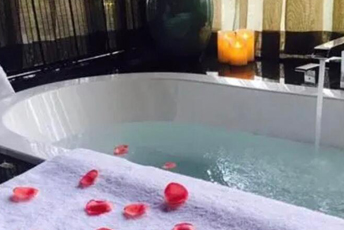 天津水疗池中的失重冥想:当身体学会漂浮